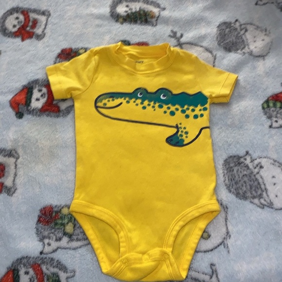 ❣️Carter’s❣️Assortment of Boy’s 18 months Shorts and Onesies - Picture 10 of 11